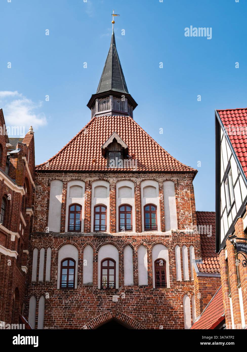 Kütertor, mittelalterliches Backsteingotik-Stadttor in der Stralsunder Altstadt, Teil der Stadtmauer, ehemaliges Gefängnis, Mecklenburg-Vorpommern, Deutschland Stockfoto