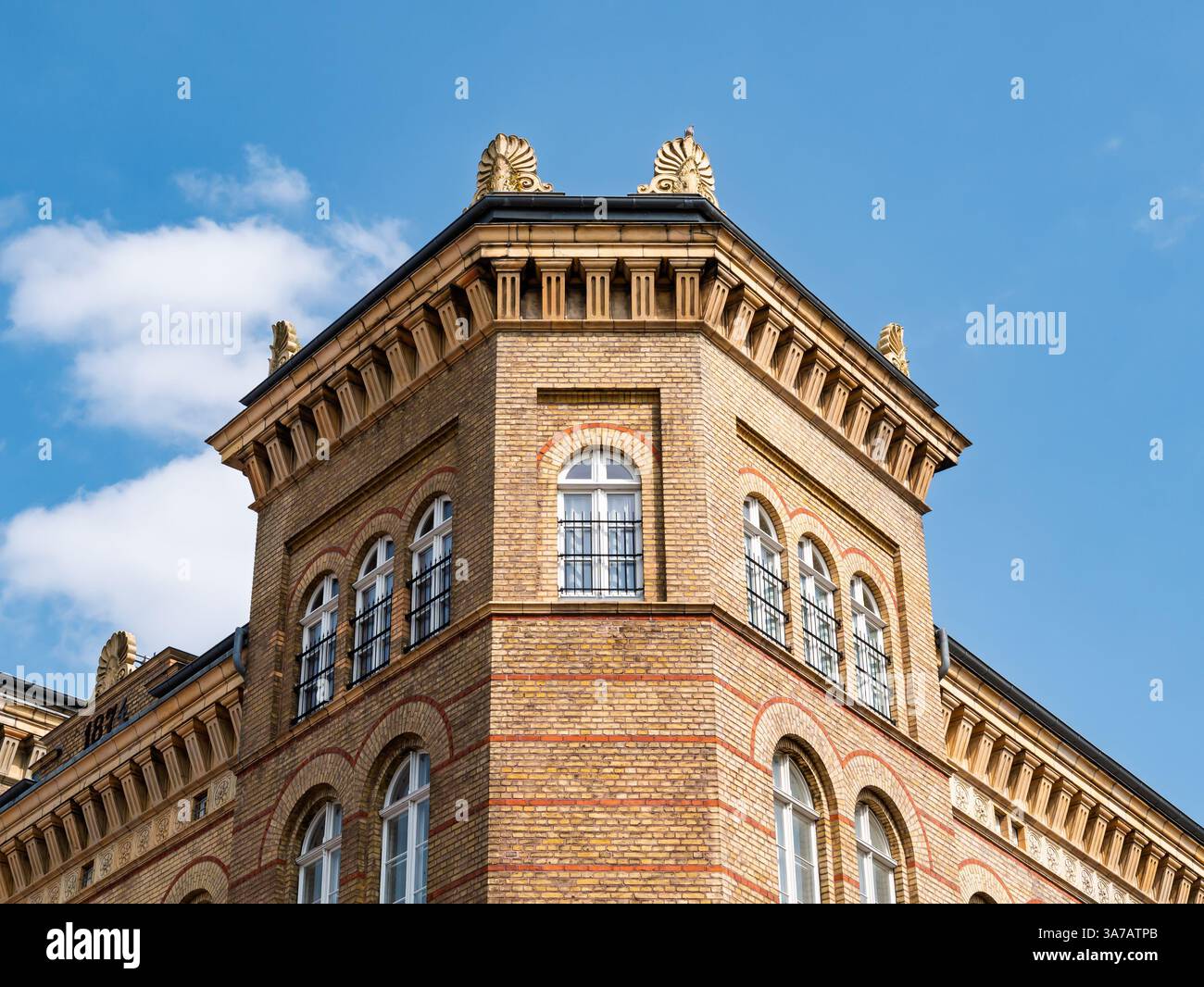 Top Giebeldetail des ehemaligen Garnisonspitalgebäudes an der Frankenstraße Ecke Neuen Markt in der Stralsundner Altstadt, Mecklenburg-Vorpommern Stockfoto