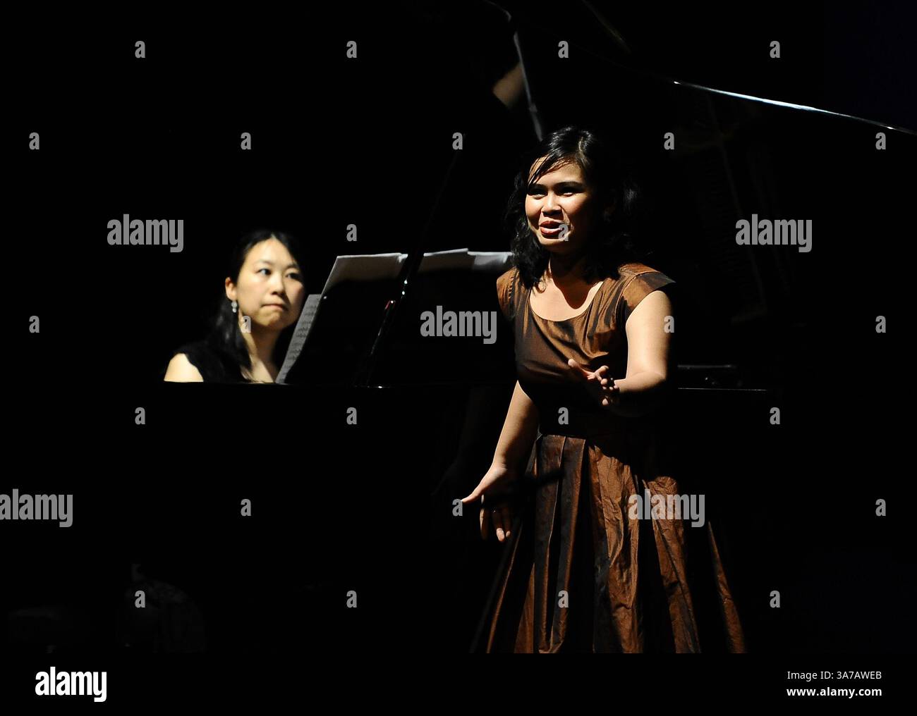28. April 2013: Surabaya, Indonesien: Bernadeta Astari (indonesische Solistin) tritt in klassischer Musik auf und arbeitet mit Kanako Inoue (japanischer Pianist) im CAK Durasim Building zusammen. (Bild: © Robertus Pudyanto/ZUMAPRESS.com) Stockfoto
