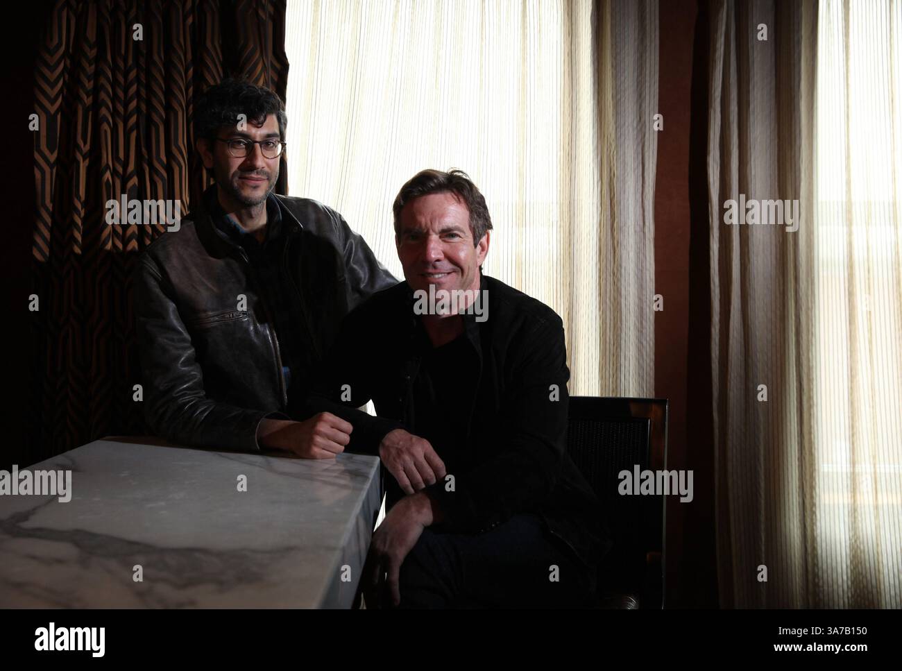 9. April 2013 – Chicago, IL, USA – USA – Schauspieler Dennis Quaid, Right und Regisseur von „at Any Price“, Ramin Bahrani posiert für Porträt in Bernard's Bar im Waldorf Astoria Hotel, 9. April 2013 in Chicago, Illinois. (Kreditbild: © Abel Uribe/MCT/ZUMAPRESS.com) Stockfoto