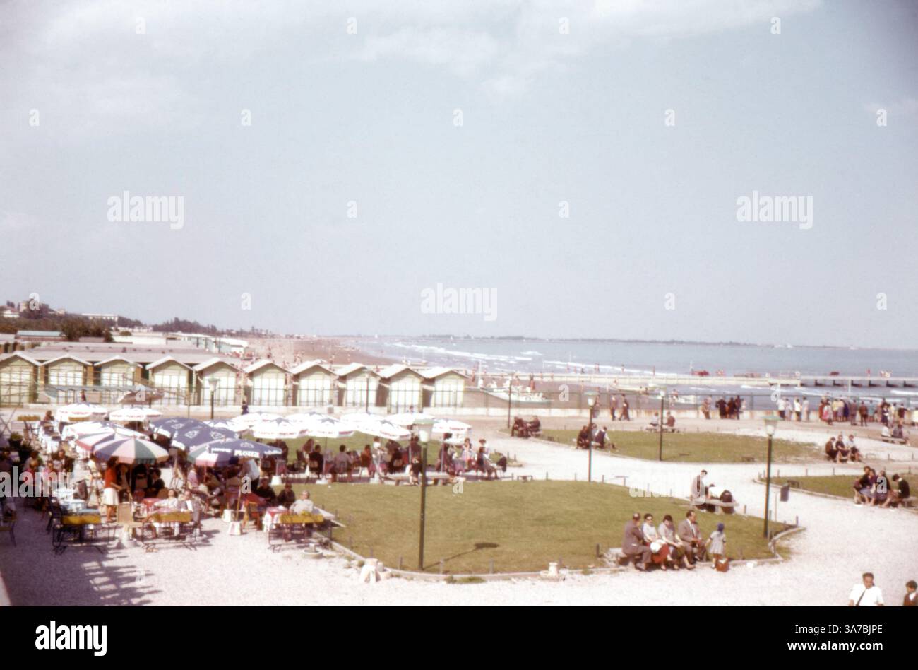 Lido di Venezia, Venedig Lido Beach, Italien. Aufgenommen im Juli 1965 auf 35-mm-Diafilm. Stockfoto