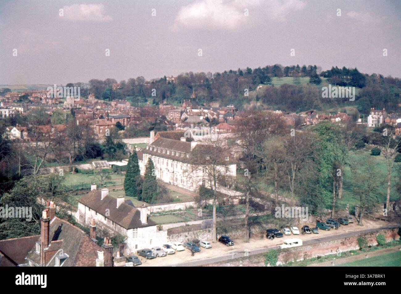 Eine Luftaufnahme von Winchester, England, in den 1960er Jahren, aufgenommen auf 35-mm-Diafilm. Das Foto zeigt die historischen Gebäude des Winchester College im Vordergrund, neben den alten Mauern von Wolvesey Castle, einst Bischof von Winchester. Stockfoto