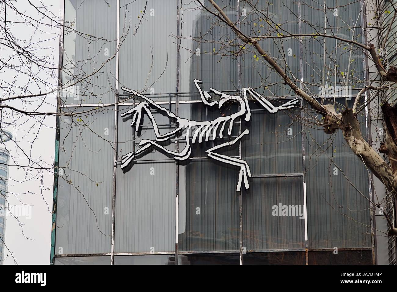 SHANGHAI, CHINA - 27. MÄRZ 2025 - Ein Flagship Store von ARC'TERYX in Shanghai, China am 27. März 2025. . Stockfoto