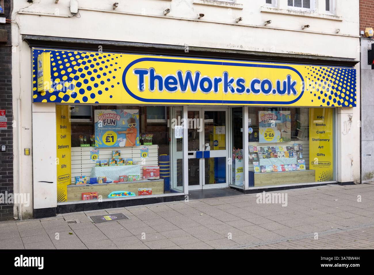 Newcastle-under-Lyme, Staffordshire-united Kingdom März, 09, 2025 Ladenfront und farbenfrohes Logo des Works High Street Stores, Verkauf von Spielzeug, Bücher g Stockfoto