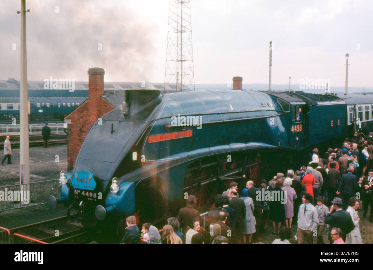 Original-35-mm-Diafilm aus den 1960er Jahren mit der legendären LNER-Klasse A4-Dampflokomotive Nr. 4498 „Sir Nigel Gresley“. Die Bilder, die während eines Eisenbahnereignisses aufgenommen wurden, zeigen die stromlinienförmige blaue Lokomotive, umgeben von Dampf, Zuschauern und Vintage-Wagen, die an das goldene Zeitalter der britischen Dampfeisenbahnen erinnern. Stockfoto