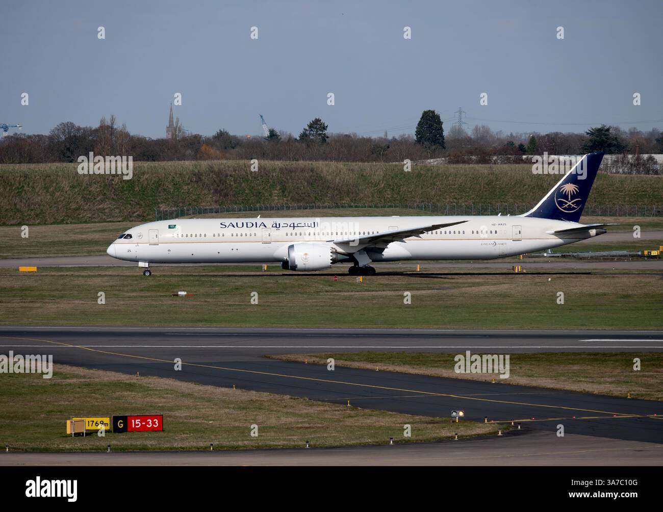 Saudi Arabian Airlines Boeing 787-10 Dreamliner Rolling am Flughafen Birmingham, Großbritannien (HZ-AR25) Stockfoto