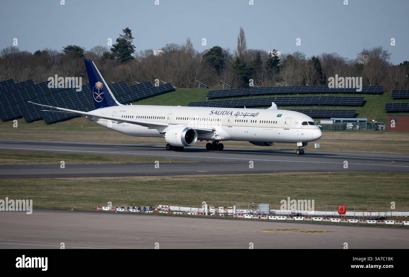 Saudi Arabian Airlines Boeing 787-10 Dreamliner startet am Flughafen Birmingham, Großbritannien (HZ-AR25) Stockfoto