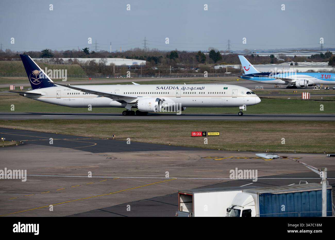 Saudi Arabian Airlines Boeing 787-10 Dreamliner startet am Flughafen Birmingham, Großbritannien (HZ-AR25) Stockfoto