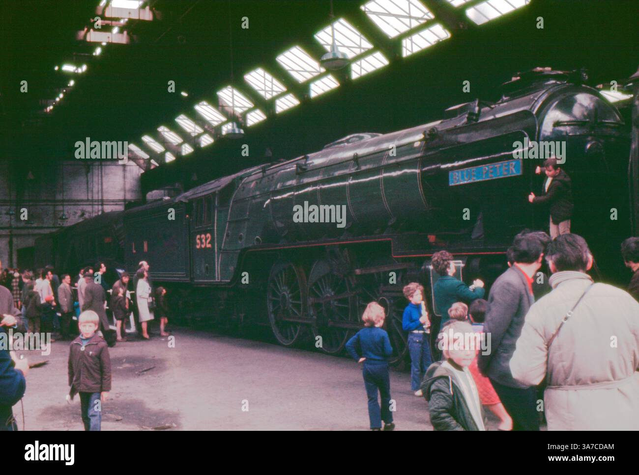 Besucher treffen sich an einem Tag der offenen Tür der 1960er Jahre um die legendäre Dampflokomotive „Blue Peter“ (Nr. 60532) der Klasse A2 LNER Peppercorn. Stockfoto
