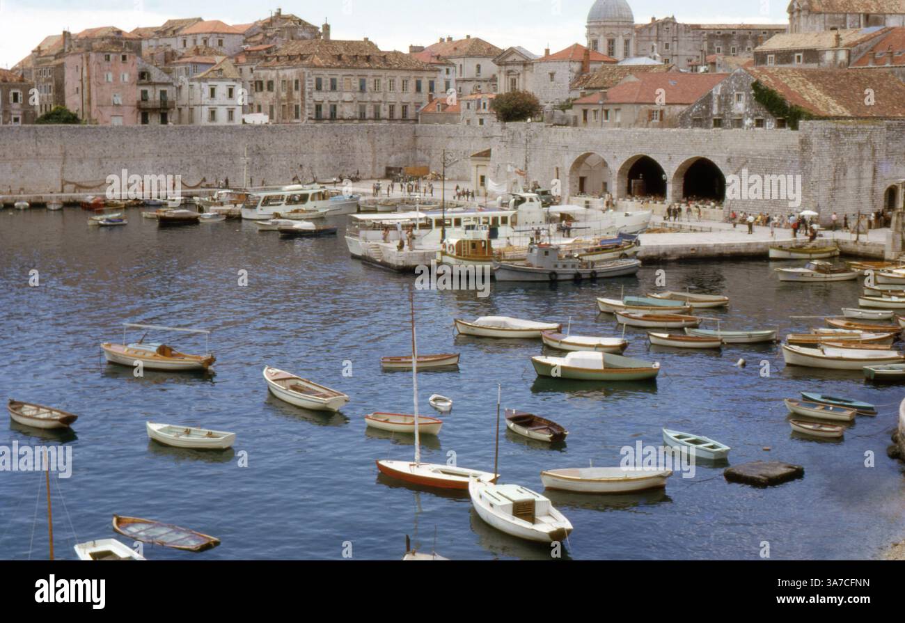 Dieses Bild wurde im August 1967 fotografiert und zeigt den historischen alten Hafen von Dubrovnik in Kroatien (damals Teil Jugoslawiens), ein Jahrhunderte altes maritimes Zentrum. Stockfoto