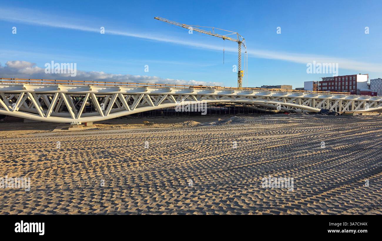 Stahlbrücke im Bau auf Sandgelände Stockfoto