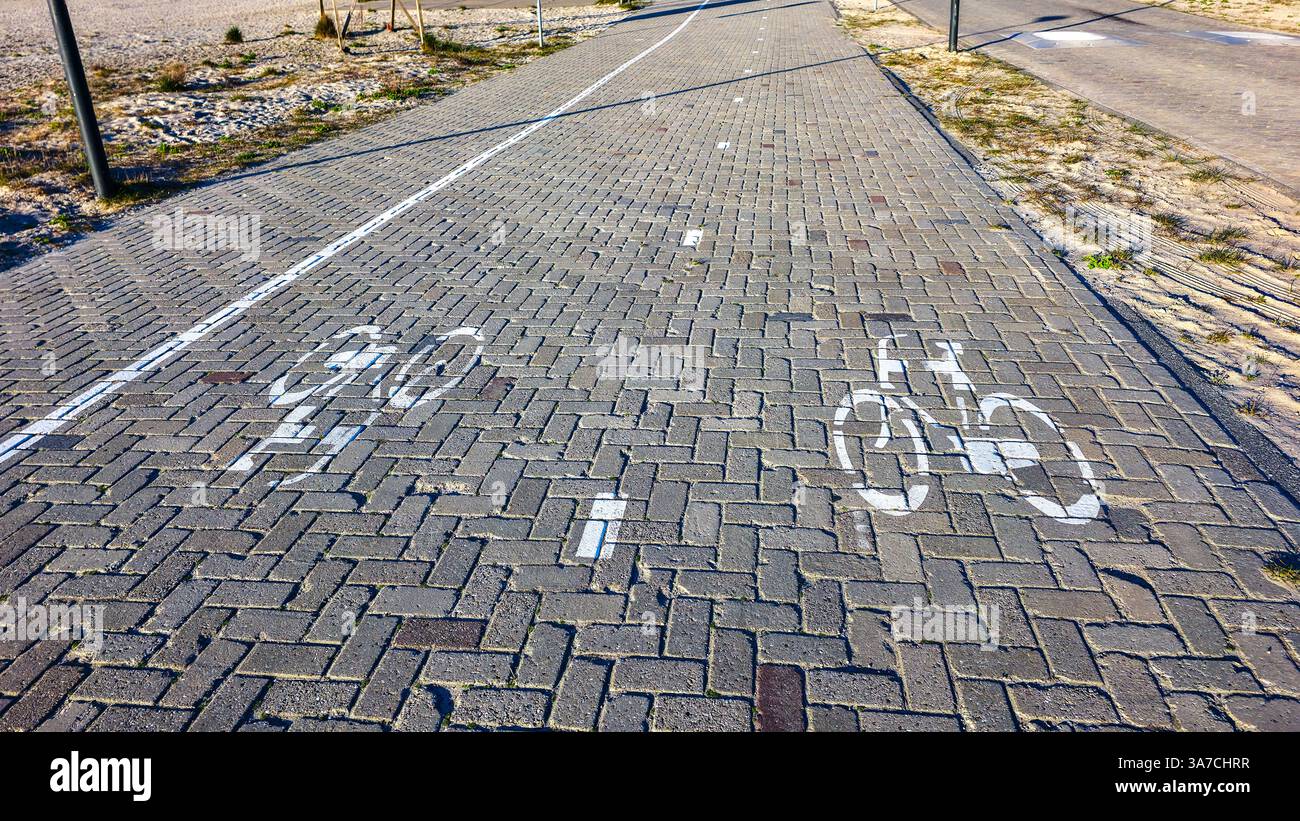 Markierung des Fahrradweges auf Kopfsteinpflaster - Smartphone-aufgenommenes Stockfoto