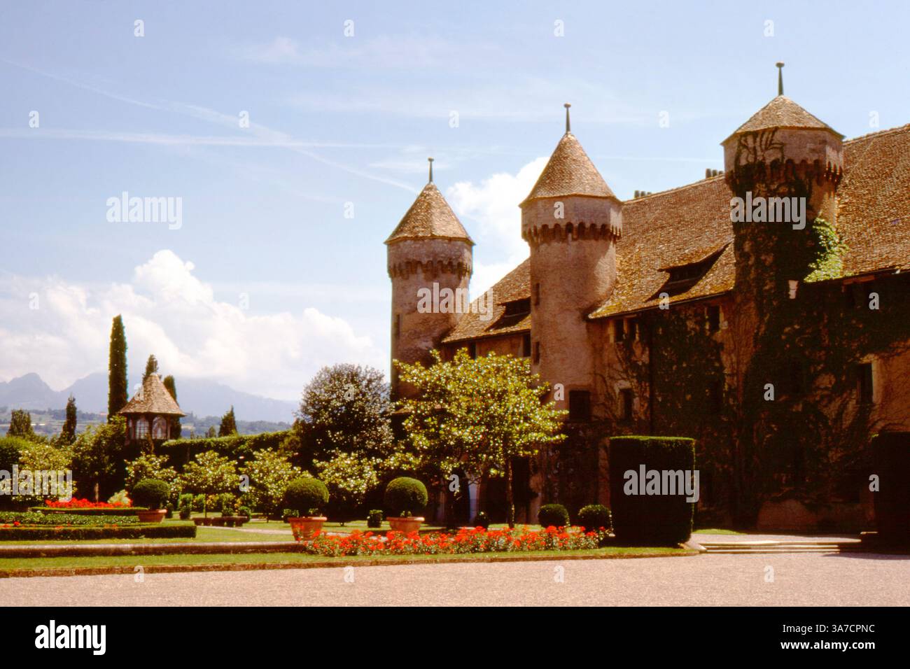Château de Ripaille in Thonon-les-Bains, Frankreich, sonnt sich auf diesem Foto von 1972 im Sommer. Einst Residenz der Herzöge von Savoyen, ist das Schloss von gepflegten Gärten eingerahmt und bietet einen Blick auf die französischen Alpen in der Ferne. Stockfoto