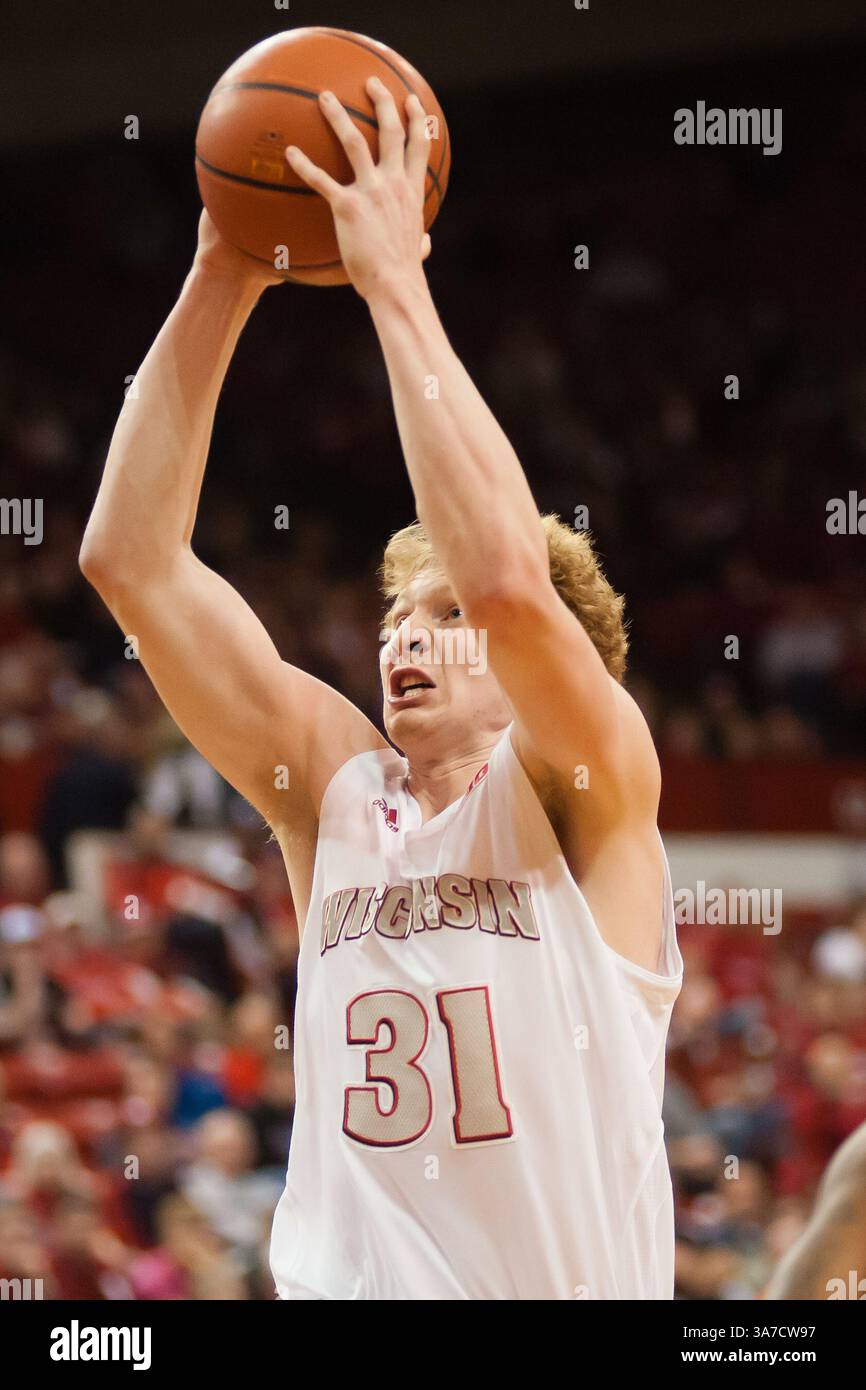 Januar 2013 - Lincoln, Nebraska, USA S - Wisconsin-Stürmer Mike Bruesewitz (31) macht sich für einen frühen Korb stark. Wisconsin besiegte Nebraska 47-41 in einem Spiel im Bob Devaney Sports Center in Lincoln, Nebraska. (Bild: © Steven Branscombe/ZUMApress.com) Stockfoto