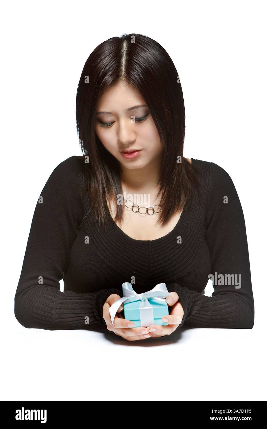 Dezember 2011 – Vancouver, British Columbia, Kanada – CHRISTINE LEE posiert mit einem Geschenk von Tiffany & Co. (Bild: © Andrew Chin/ZUMAPRESS.com) Stockfoto