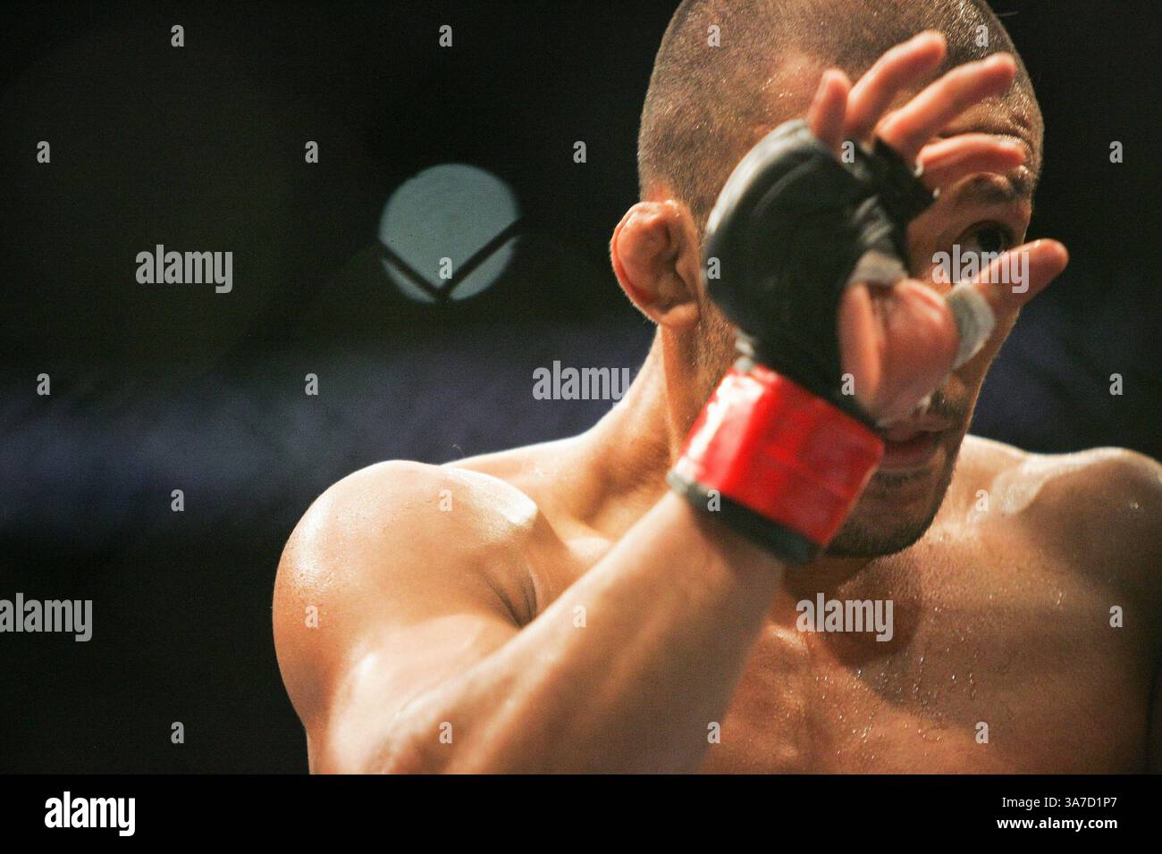 6. August 2011 - Philadelphia, Pennsylvania, USA - Fighter IVAN MENJIVAR beobachtet seinen Gegner während eines Bantamgewichtskämpfs, den er durch einstimmige Entscheidung gegen Nick Pace im UFC 133 im Wells Fargo Center gewann. (Kreditbild: © Andrew Renneisen/ZUMAPRESS.com) Stockfoto