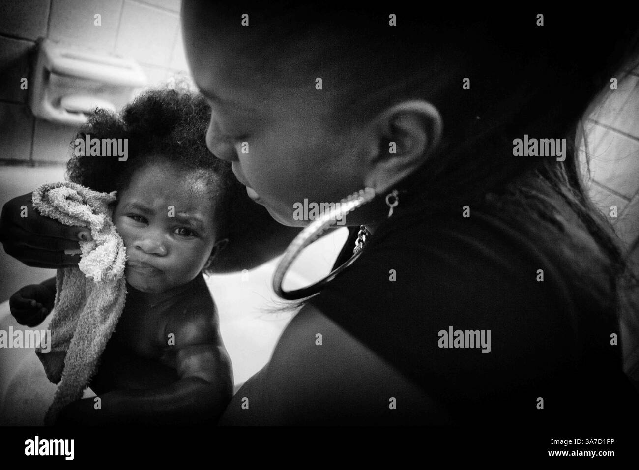 12. Oktober 2012 - Syracuse, New York, USA - BENITHIA GANIOUS reinigt ihre Tochter I'Jah, nachdem sie sich selbst versaut hat. „Ich weiß nicht, was ich ohne meine Kinder machen würde“, sagte Ganious. 2012 floh BENITHIA GANIOUS aus einer missbräuchlichen Beziehung und brachte zwei ihrer drei Kinder von Port Saint Lucie, Florida nach Syracuse, New York. (Kreditbild: © Andrew Renneisen/ZUMAPRESS.com) Stockfoto