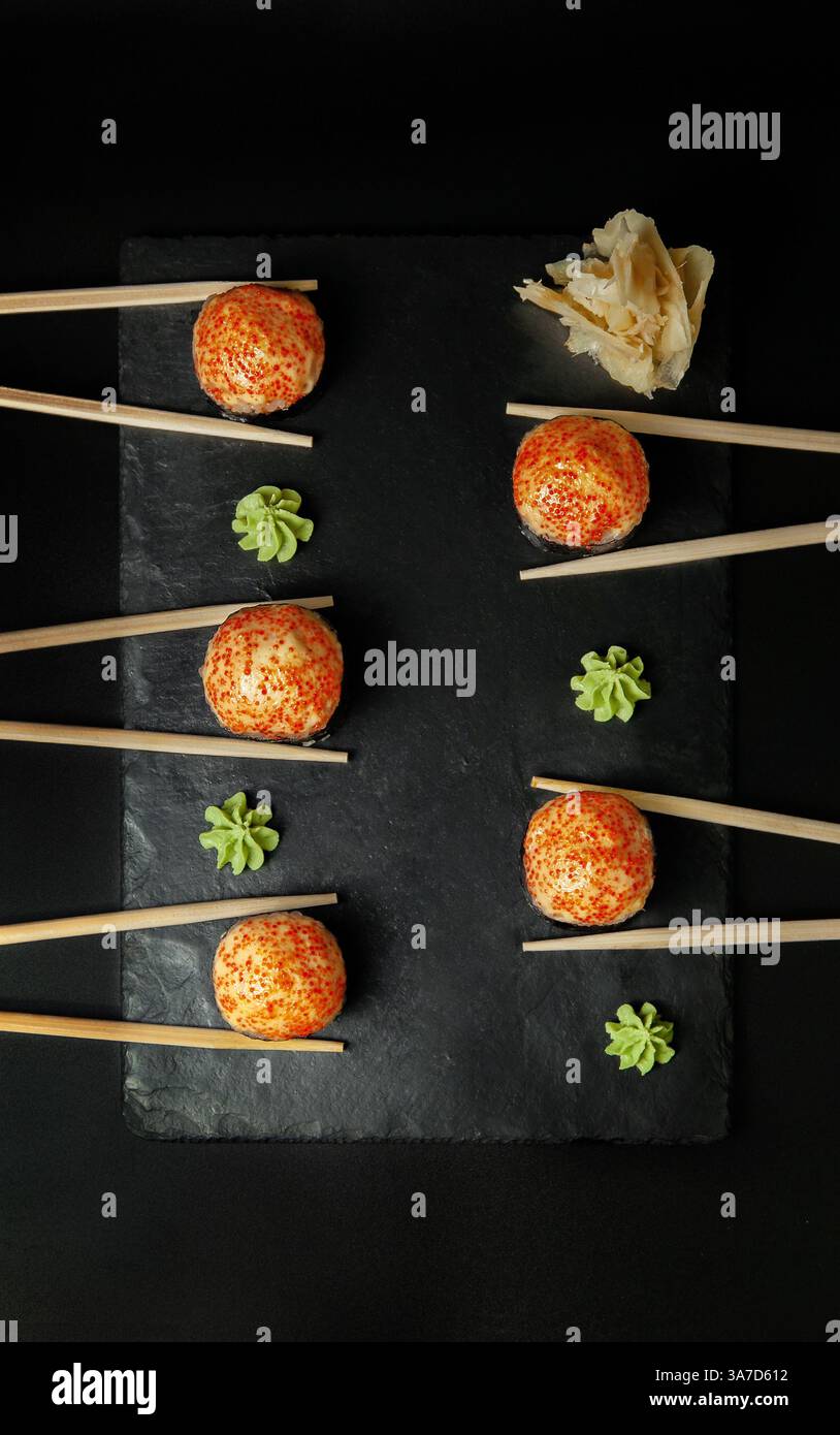 Heißes Sushi mit Stöcken auf dem Tisch. Draufsicht Stockfoto