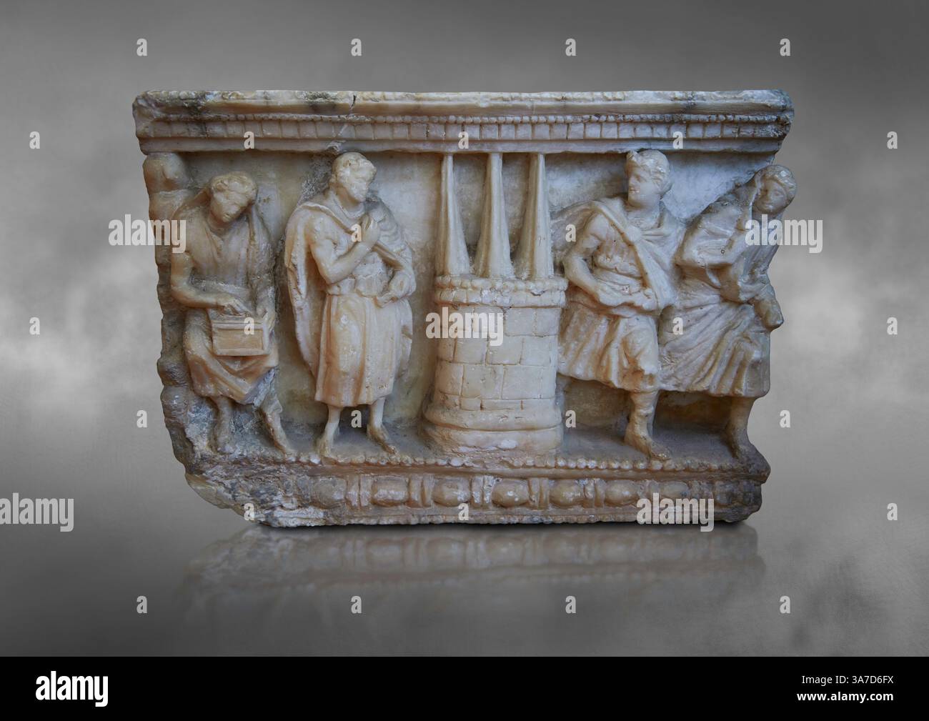 Etruskische kleine Tuffstein-Azinerar-Urne (Cineraria), hergestellt in Volterra 150-100 v. Chr., mit Reliefplatten, die das Treffen um einen Zylinder darstellen Stockfoto