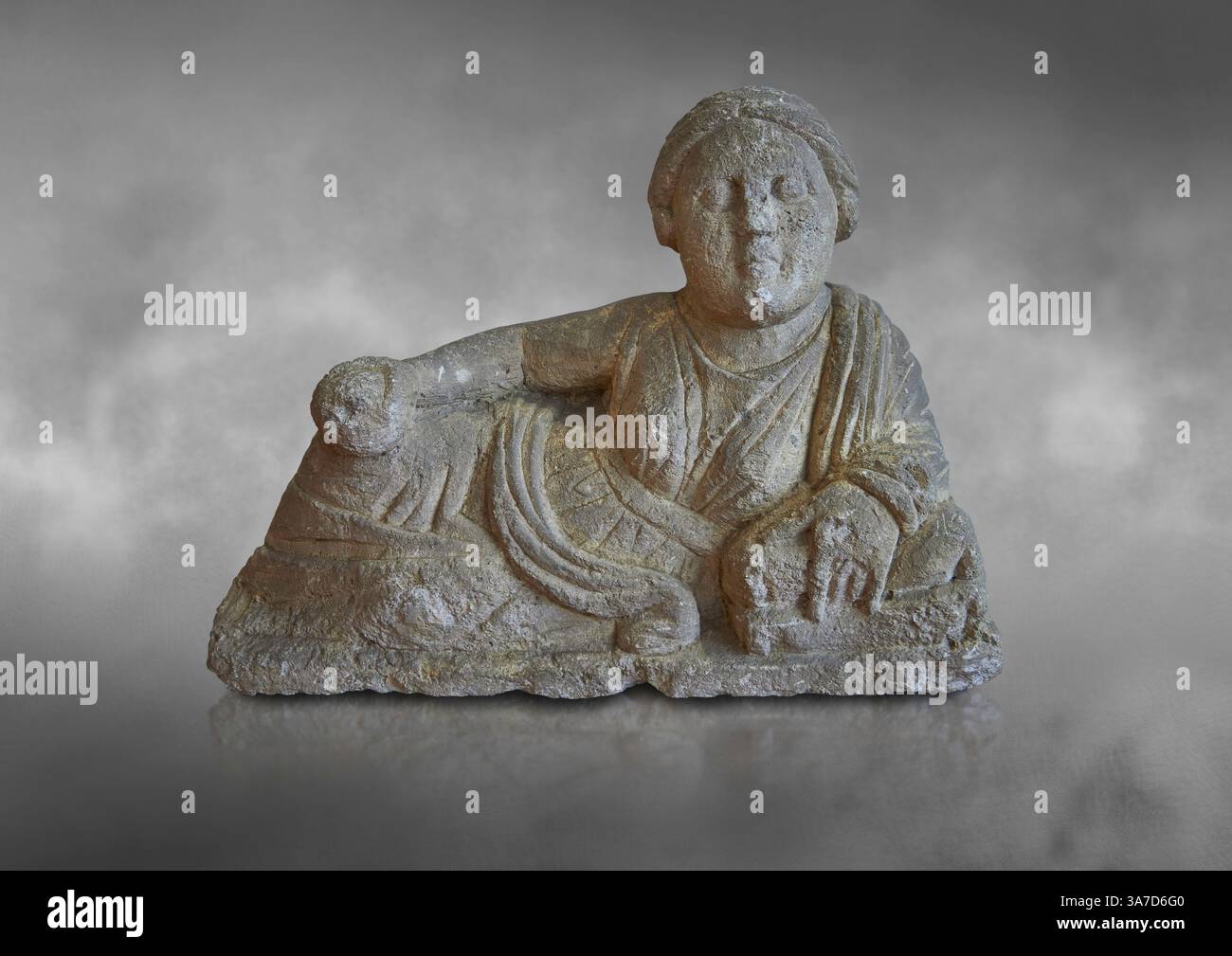 Etruskische kleine Tuffafelsen-Azinerarienlider (Cineraria), hergestellt in Volterra 150-100 v. Chr., eine Frau auf dem Deckel liegend auf einer kline. Nationalarchäologen Stockfoto