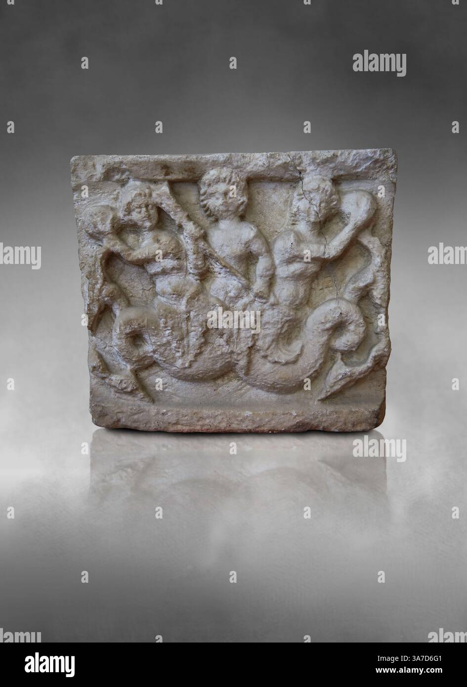 Etruskische kleine malerische Aschenurne aus Alabasta (cineraria), die im 3. Jh. v. Chr. von Chuisi hergestellt wurde, mit Reliefplatten, die einen dreiköpfigen Monster-Throwi darstellen Stockfoto