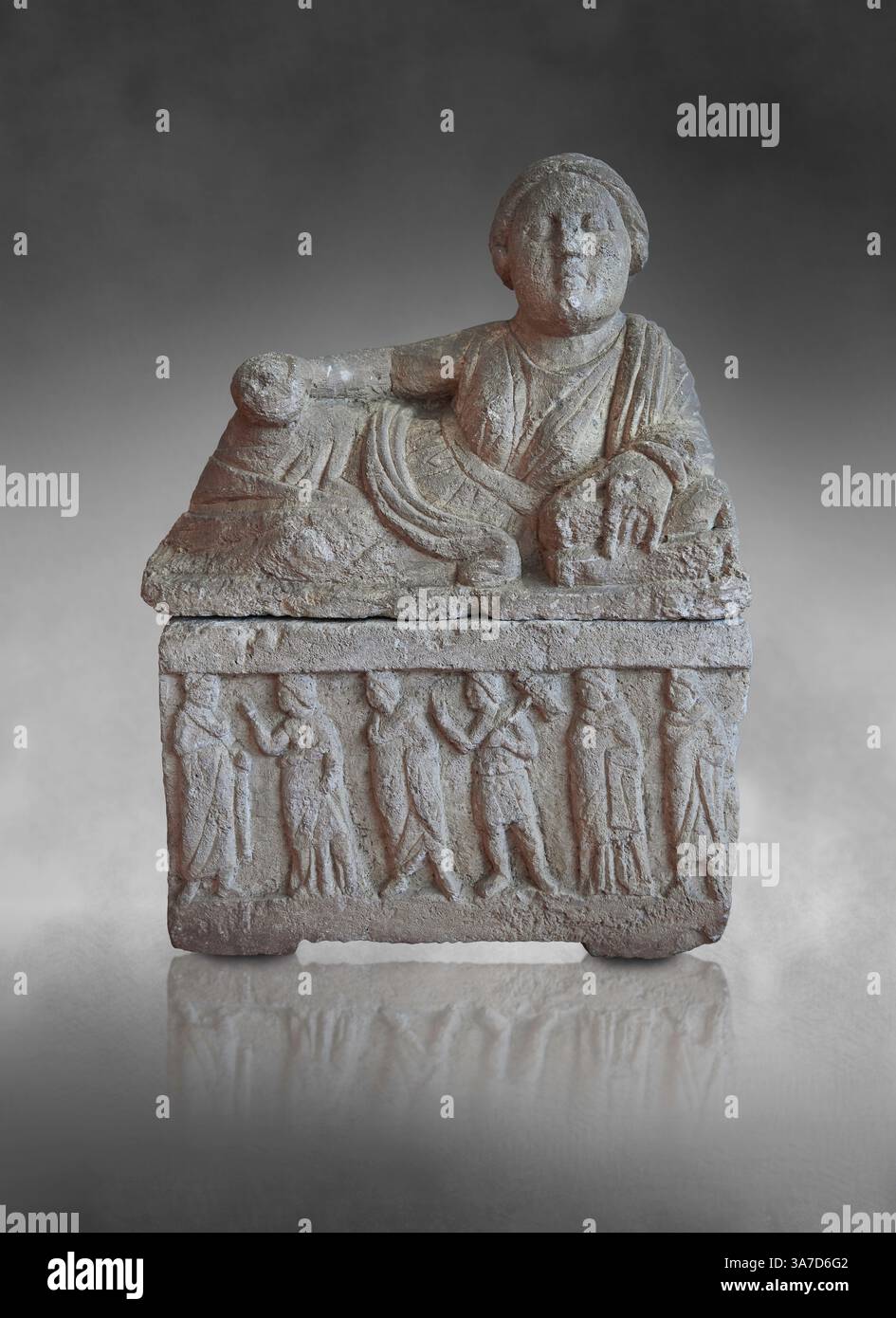 Etruskische kleine Tuffstein-Azinerarienurne (Cineraria), hergestellt in Volterra 150-100 v. Chr., mit Reliefplatten, die eine Reihe von sechs Personen auf der vorderen Pfanne darstellen Stockfoto