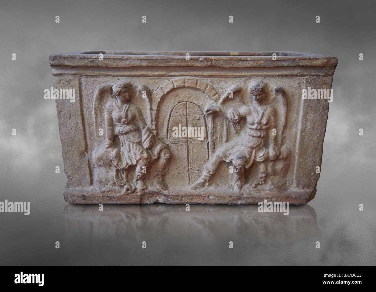 Etruskische kleine Azinerurne aus Terrakotta (cineraria), hergestellt in Chiusi 150-100 v. Chr., mit Reliefplatten, die zwei geflügelte Frauen auf beiden Seiten der Kirche darstellen Stockfoto