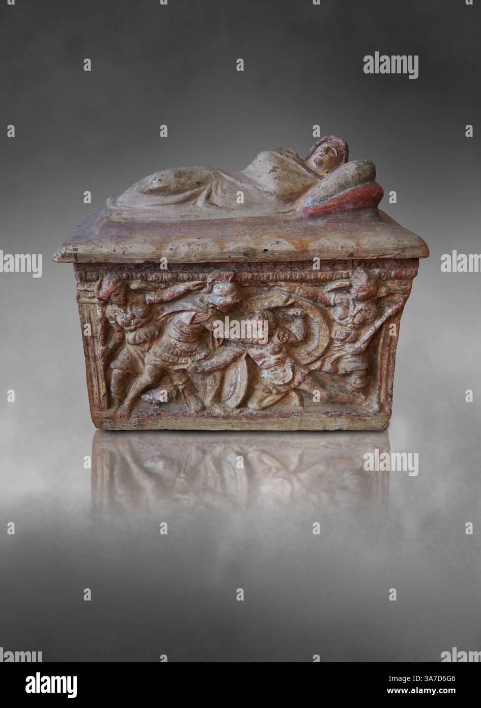 Etruskische kleine, gemalte Azinerarurne aus Terrakotta (cineraria), hergestellt in Chiusi 150-100 v. Chr., mit Reliefplatten, die einen Kampf zwischen Eteokles und Pol darstellen Stockfoto