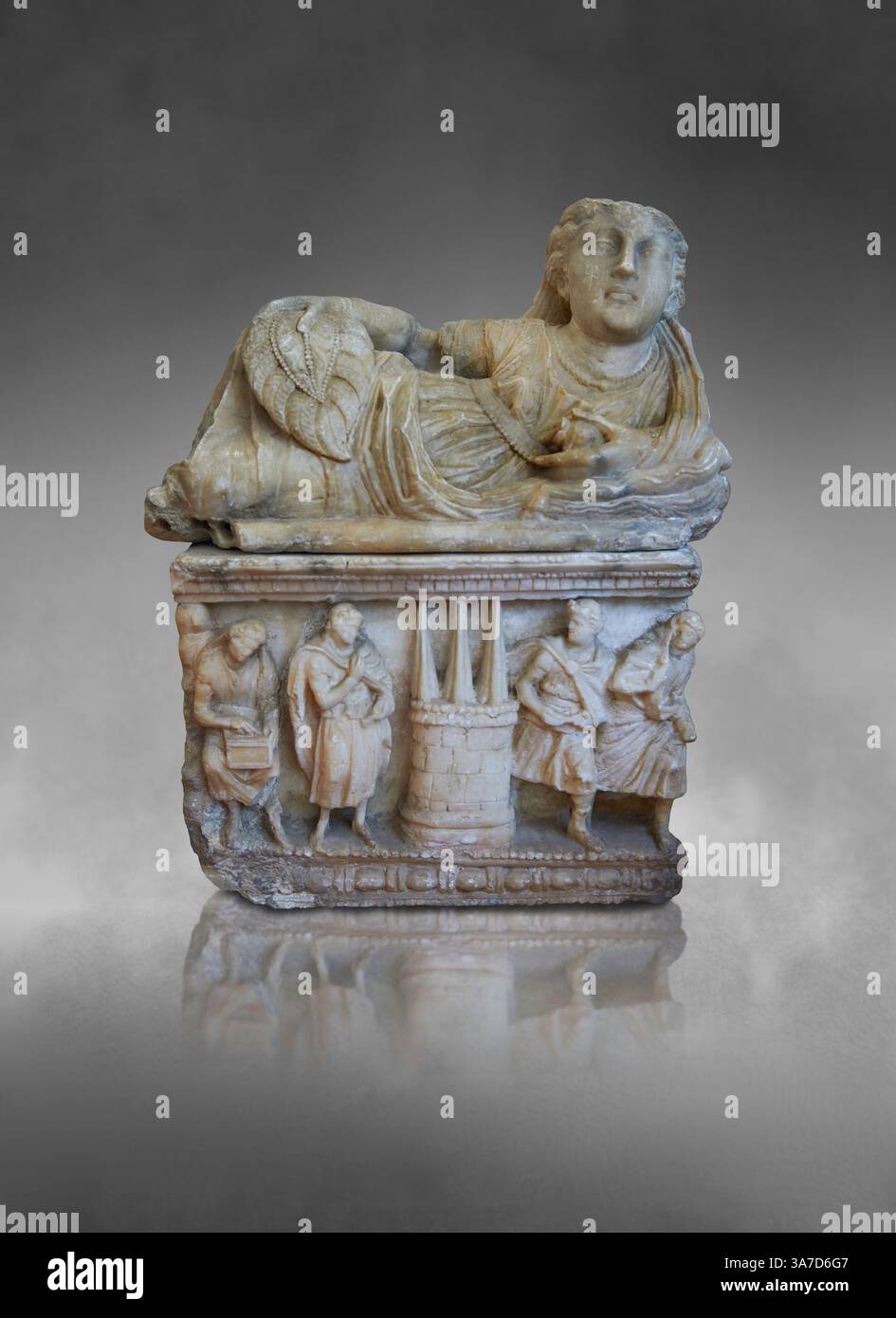 Etruskische kleine malerische Tuffstein-Azinerurne (cineraria), hergestellt in Volterra 150-100 v. Chr., mit Reliefplatten, die das Treffen um einen zylindrischen Raum darstellen Stockfoto