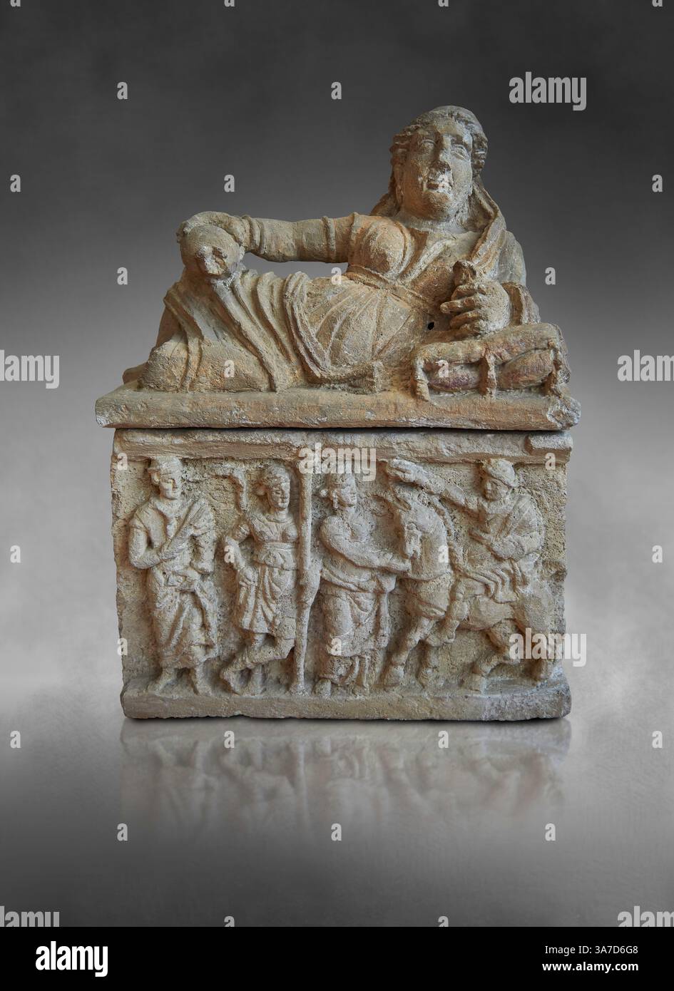 Etruskische kleine, gemalte Tuffa-Felsenurne (cineraria), hergestellt in Volterra 150-100 v. Chr., mit Reliefplatten, die eine Reihe von 3 Personen darstellen, die A stehen Stockfoto