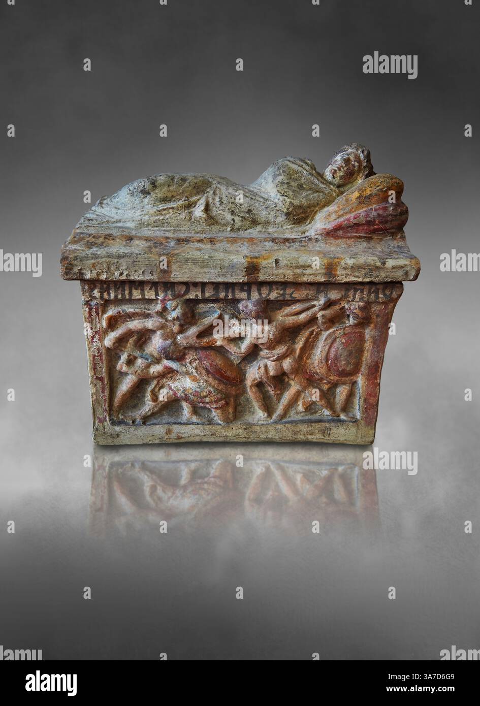 Etruskische kleine gemalte Azinerurne aus Terrakotta (cineraria) aus dem nördlichen Etrurien 150-100 v. Chr., mit Relieftafeln, die kämpfende Soldaten zeigen, und einem Klin Stockfoto