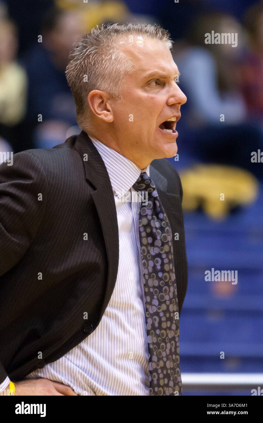 Jan. 2013 - Kent, Ohio, USA S - Toledo-Cheftrainer tot KOWALCZYK in der ersten Halbzeit gegen Kent State. Die Toledo Rockets besiegten die Kent State Golden Flashes 70-58 im Spiel im MAC Center in Kent, Ohio. (Kreditbild: © Frank Jansky/ZUMAPRESS.com) Stockfoto