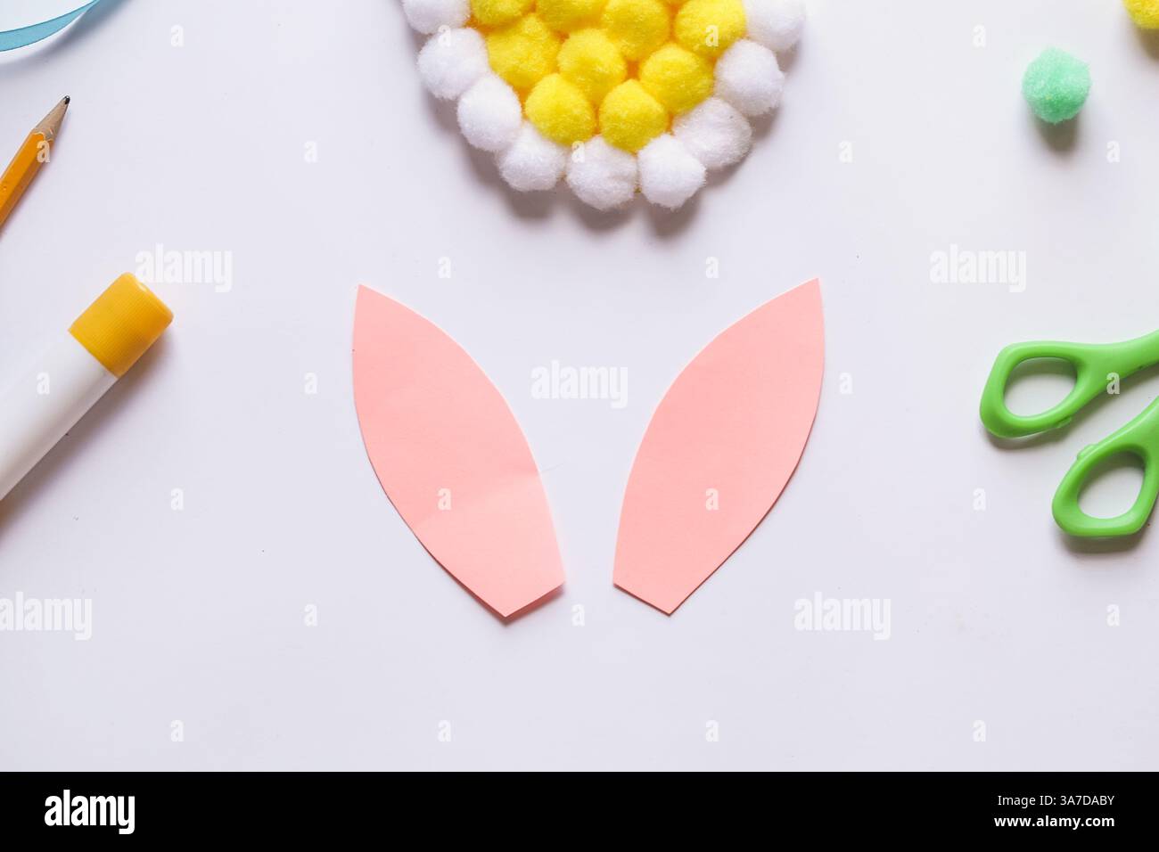 Schritt-für-Schritt-Anleitung. Herstellung von handgemachten Ostereiern aus Pompons. Bastelkonzept für Heimkinder. Schritt für Schritt 4 Stockfoto