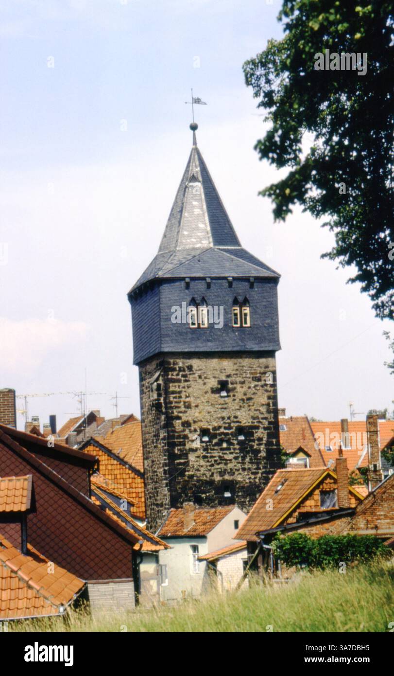 Der Kehrwiederturm in Hildesheim, ein mittelalterlicher Wehrturm aus dem 14. Jahrhundert. Das Gebäude mit seinem schieferbedeckten Turm und dem Steinfuß war einst Teil der Stadtbefestigung. Fotografiert im August 1992 auf 35-mm-Diafilm. Stockfoto