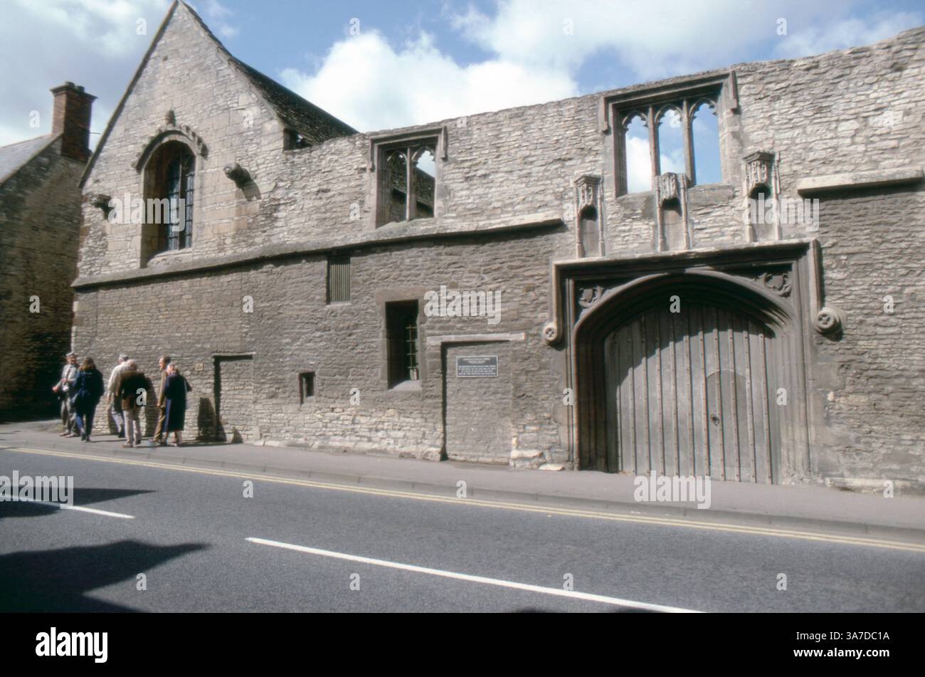 Die Ruinen des Erzbischofspalastes in Higham Ferrers, Northamptonshire, England, fotografiert 1993. Die erhaltenen Steinmauern und das große Eingangstor aus dem 15. Jahrhundert spiegeln die ehemalige mittelalterliche Bedeutung des Ortes wider. Stockfoto