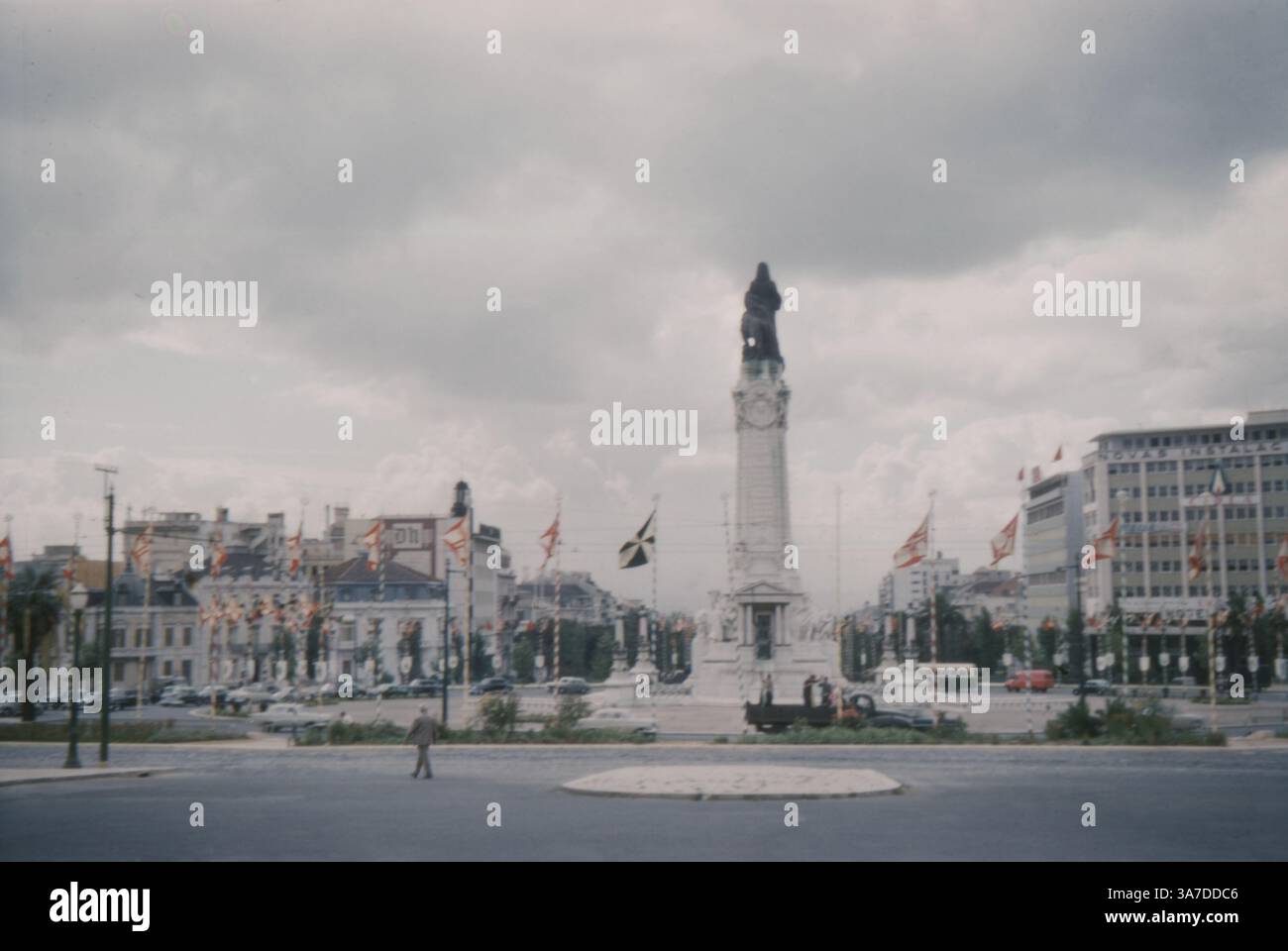 Der Marquis of Pombal Square (Praca do Marquês de Pombal) in Lissabon, Portugal, fotografiert in den 1960er Jahren, mit dem großen Denkmal zu Ehren des einflussreichen Staatsmannes aus dem 18. Jahrhundert im Zentrum des geschäftigen Kreisverkehrs. Stockfoto