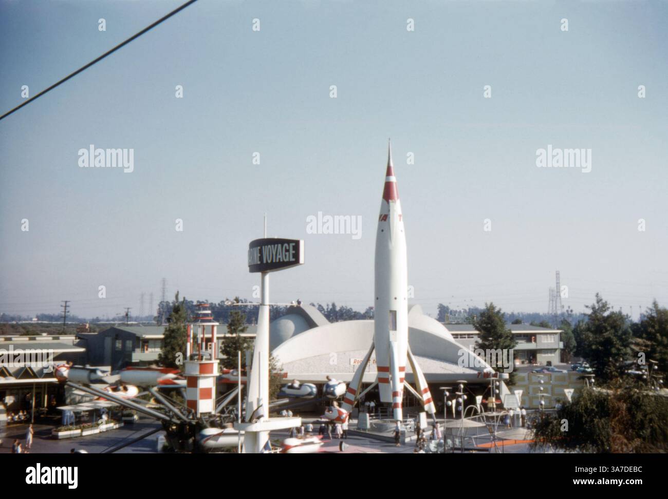Dieses Foto zeigt das Original Tomorrowland in Disneyland, Kalifornien, das von einer Seilbahnfahrt in den 1960er Jahren aufgenommen wurde Dominiert wird die Szene durch die berühmte Attraktion „Rocket to the Moon“, ein Symbol der amerikanischen Faszination für Weltraumforschung aus der Mitte des Jahrhunderts. Stockfoto