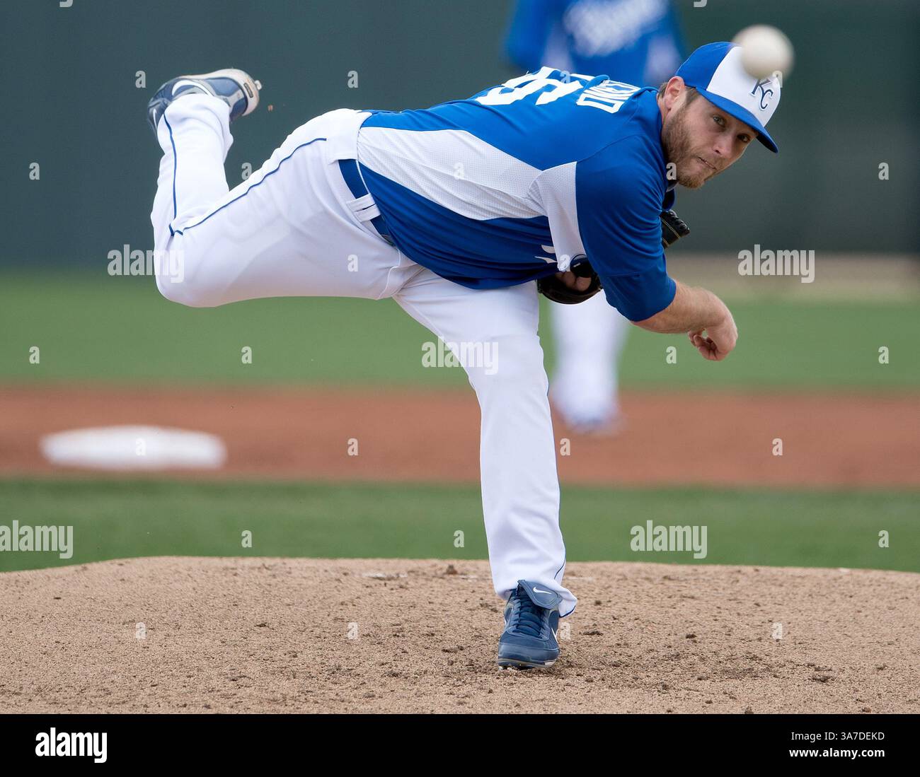 20. Februar 2013 - Surprise, AZ, USA - Kansas City Royals Pitcher Greg Holland wirft während eines Frühjahrstraining-Intrasquad-Spiels am Mittwoch, den 20. Februar 2013, in Surprise, Arizona. (Kreditbild: © John Sleezer/MCT/ZUMAPRESS.com) Stockfoto