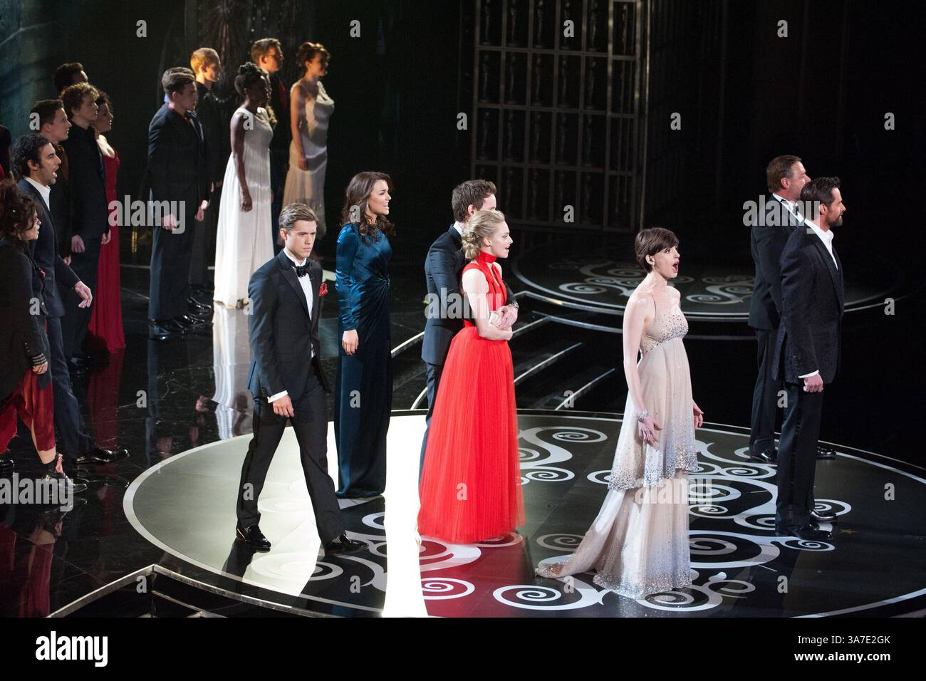 Les Miserables': Oscars 2013 Performance - WATCH NOW! : Photo 2819638 |  Aaron Tveit, Amanda Seyfried, Anne Hathaway, Eddie Redmayne, Helena Bonham  Carter, Hugh Jackman, Russell Crowe, Sacha Baron Cohen Photos | Just Jared:  Entertainment News, image size:1300x956