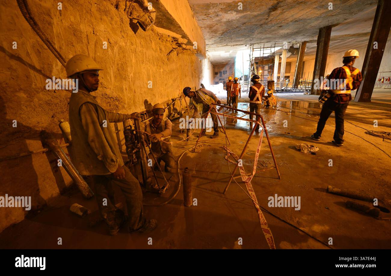 NEW DELHI, INDIEN – 03. APRIL: Arbeiter, die am Mittwoch, den 03. April 2013, in der zweiten Phase der Tunnelarbeiten für die U-Bahn-Station Janpath in Neu-Delhi arbeiten. (Kreditbild: © India Today/ZUMAPRESS.com) Stockfoto