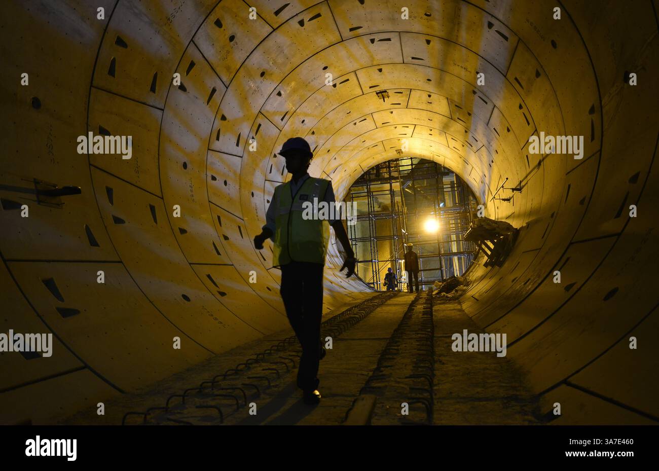 NEW DELHI, INDIEN - 3. APRIL: DMRC beginnt am Mittwoch, dem 03. April 2013, mit der zweiten Phase der Tunnelbauarbeiten für die U-Bahn-Station Janpath in Neu-Delhi. (Kreditbild: © India Today/ZUMAPRESS.com) Stockfoto