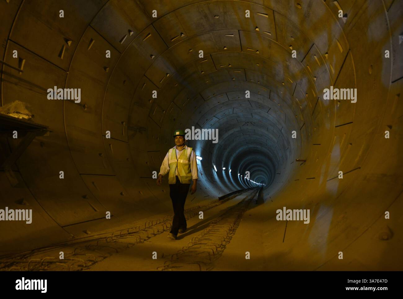 NEW DELHI, INDIEN - 3. APRIL: DMRC beginnt am Mittwoch, dem 03. April 2013, mit der zweiten Phase der Tunnelbauarbeiten für die U-Bahn-Station Janpath in Neu-Delhi. (Kreditbild: © India Today/ZUMAPRESS.com) Stockfoto