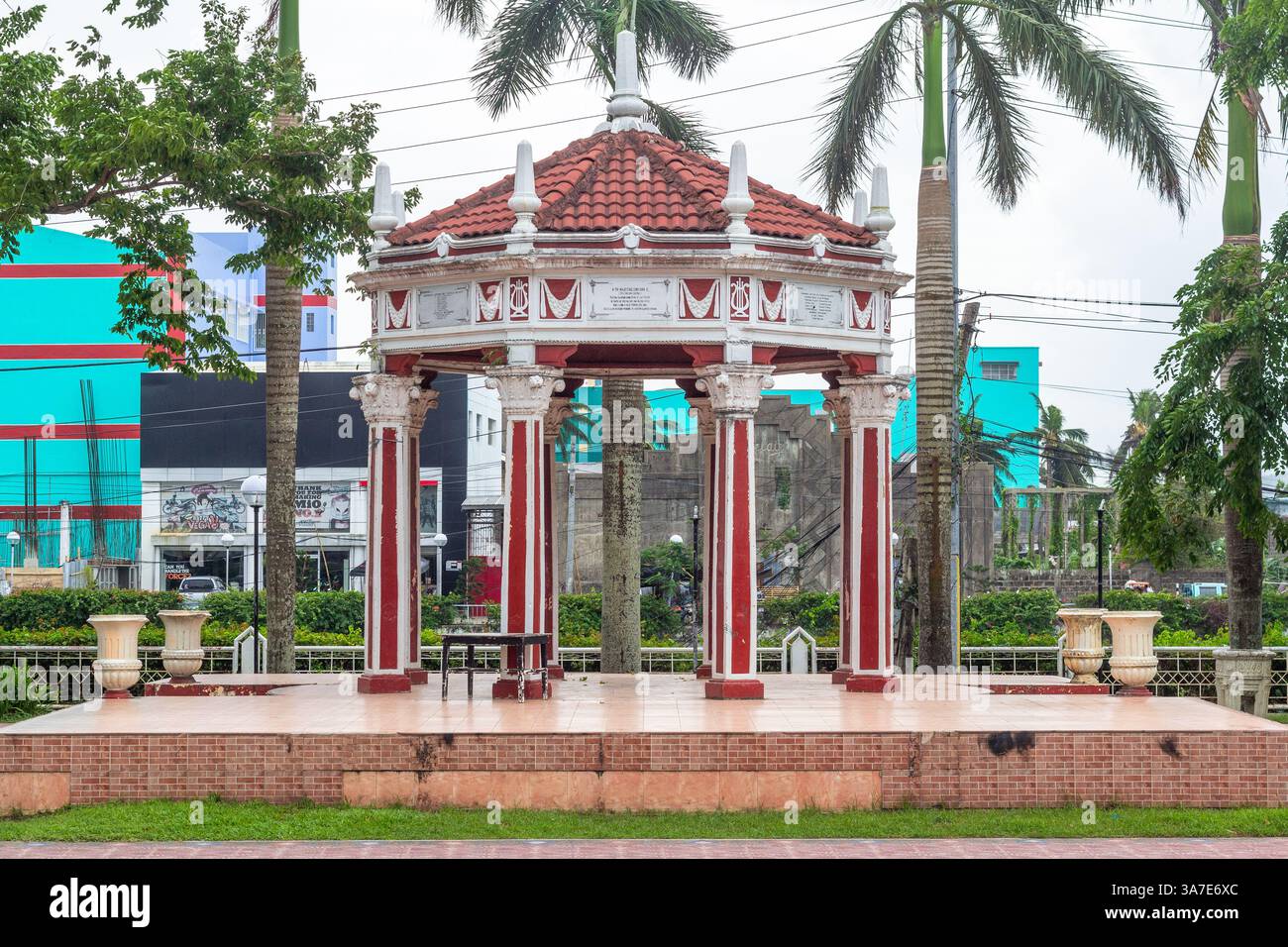 Im Herzen des Roxas City plaza in Capiz, Philippinen, befindet sich ein historischer Pavillon aus der amerikanischen Ära, der koloniale Architektur und Erbe widerspiegelt Stockfoto