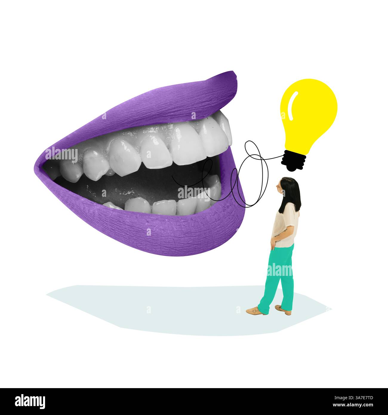 Riesiger Mund mit lila Lippen, der über Glühbirnendraht mit der Frau spricht, symbolisiert Kommunikationsfluss, kreatives Denken, Feedback-Schleife. Stockfoto