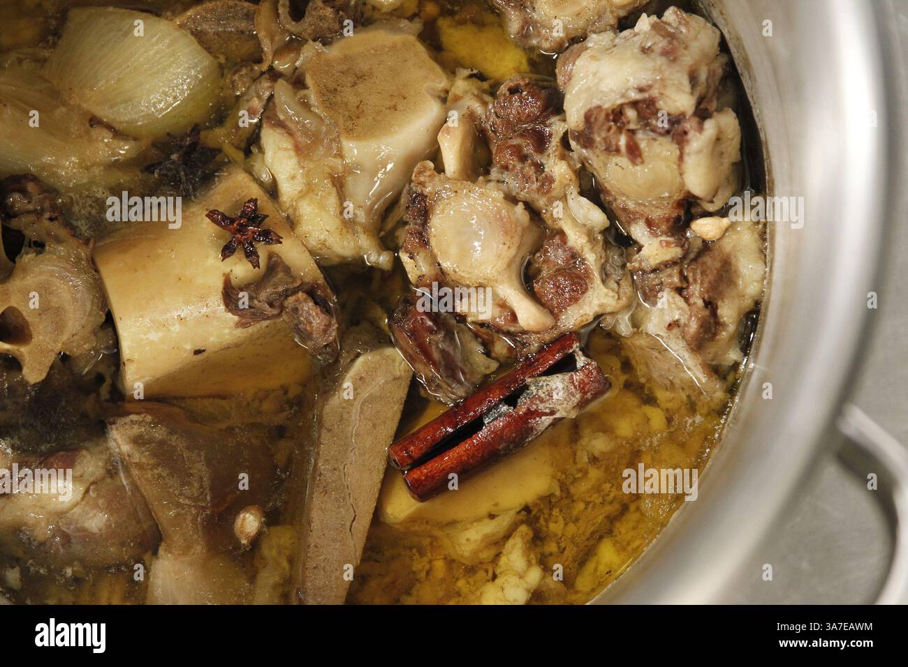 März 2013 - Chicago, IL, USA - Pho, die vietnamesische Suppe, ist das reich komplexe Geschenk des Landes an die Welt. Die tief aromatisierte Pho-Bouillon wird mit Nudeln und Fleisch, meist Rindfleisch oder Huhn, kombiniert. (Kreditbild: © Chris Walker/MCT/ZUMAPRESS.com) Stockfoto