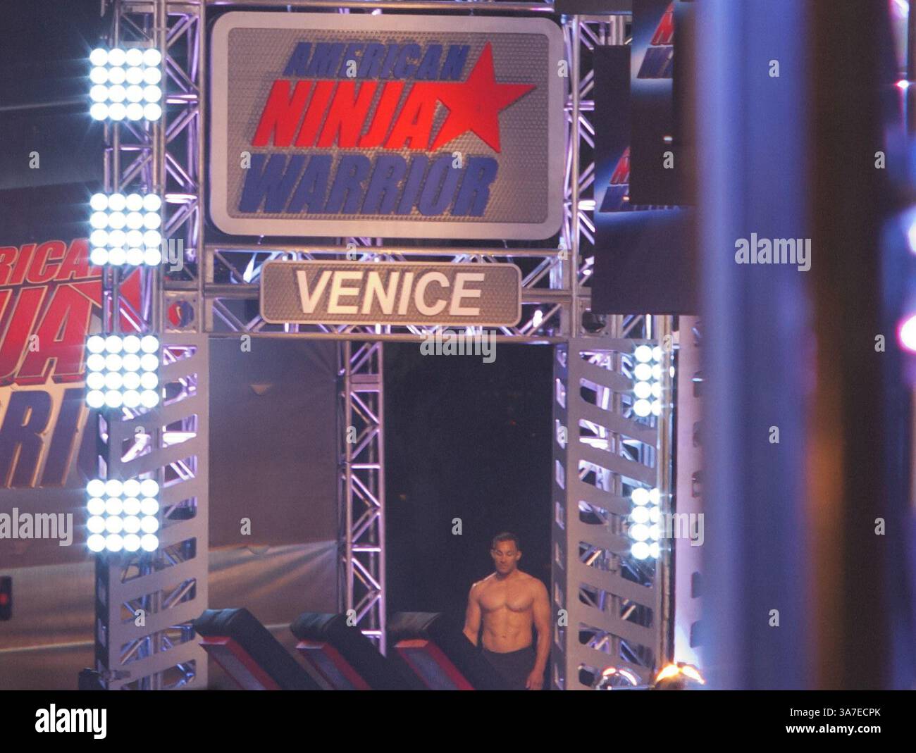 7. April 2013 - Venedig, Kalifornien, USA - Ninja Warrior wird von Jonny Moseley, dem Komiker Matt Iseman und der Reporterin Angela Sun für NBC veranstaltet. wer kommentiert den Kurs und seinen Wettbewerb. regionale Qualifikationswettbewerbe in Los Angeles, Dallas und Miami, die allen offen stehen, die ihr Können auf diesem schwierigen Hinderniskurs ausprobieren möchten, helfen, die Finalisten für einen Schuss auf einen Geldpreis von 500.000 $ und den begehrten amerikanischen Ninja Warrior-Titel zu qualifizieren... Ein Teilnehmer bereitet sich auf den ersten Abschnitt vor. (Bild: © Pierre Martin/ZUMAPRESS.com) Stockfoto