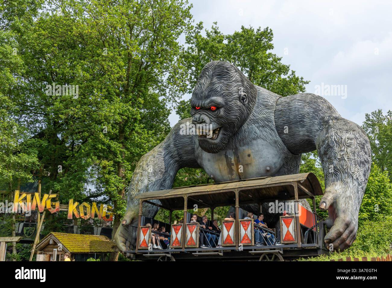 Kasterlee, Belgien. 19. Mai 2024. King Kong hebt einen Zug mit Leuten im Zug Stockfoto