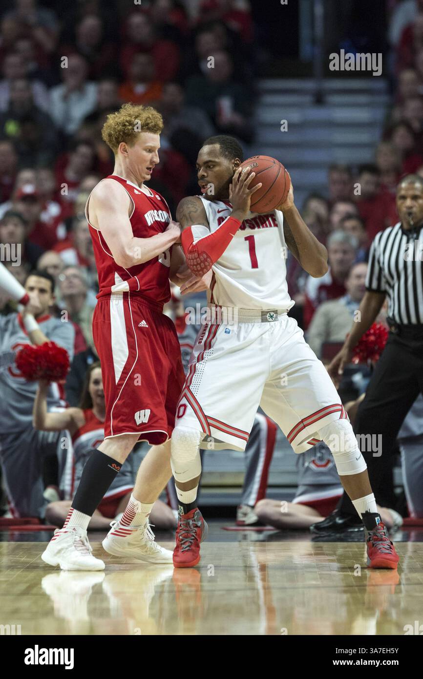 März 2013: Chicago, Illinois, USA S - Ohio State Buckeyes Stürmer DESHAUN THOMAS setzt MIKE BRUESEWITZ von den Wisconsin Badgers während des Big Ten Basketball-Meisterschaftsspiels im United Center auf den niedrigen Posten. (Kreditbild: © TriplePlayNewMedia/ZUMAPRESS.com) Stockfoto
