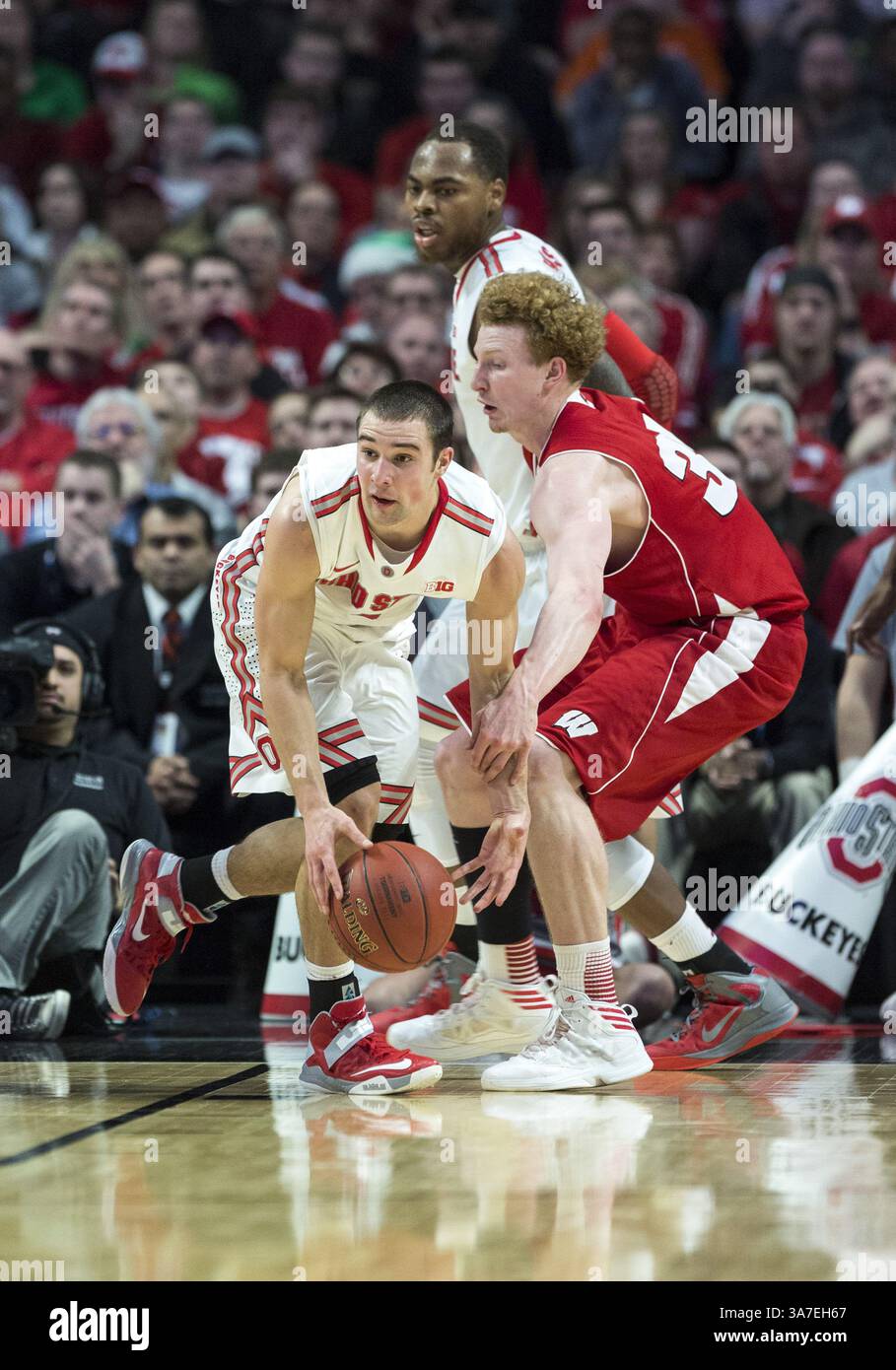 März 2013: Chicago, Illinois, USA S - Ohio State Buckeyes Guard AARON CRAFT versucht, MIKE BRUESEWITZ von den Wisconsin Badgers während des Big Ten Basketball-Meisterschaftsspiels im United Center zu sehen. (Kreditbild: © TriplePlayNewMedia/ZUMAPRESS.com) Stockfoto