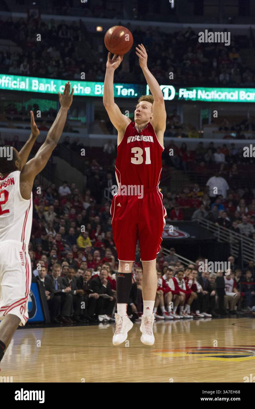 März 2013: Chicago, Illinois, USA MIKE BRUESEWITZ, Stürmer der Wisconsin Badgers, schießt während des Basketball-Meisterschaftsspiels der Big Ten im United Center über ein Ohio State Buckeye. (Kreditbild: © TriplePlayNewMedia/ZUMAPRESS.com) Stockfoto